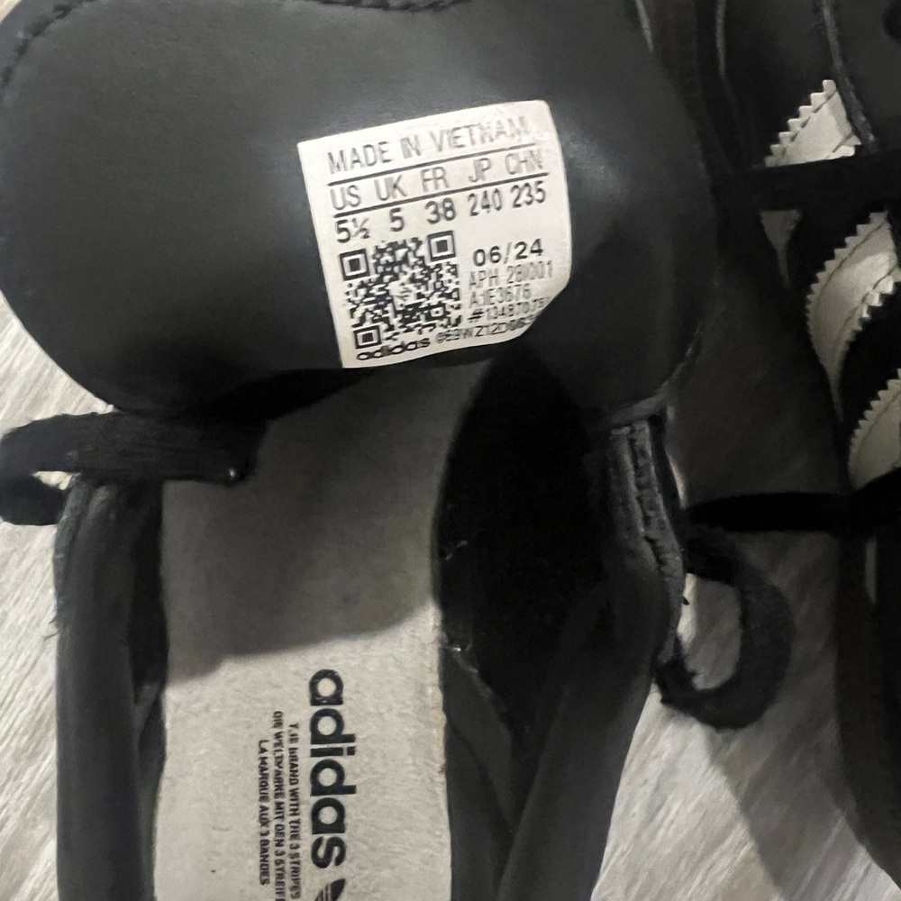 Adidas Boy’s Black Sambas Size 5.5 (Big Kid) - Picture 6 of 6